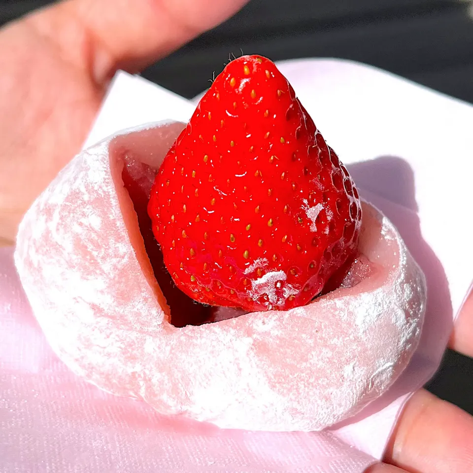 Delicious strawberry Daifuku Mochi from Soratsuki in Tokyo’s Tsukiji outer market|Laki Maikaʻiさん