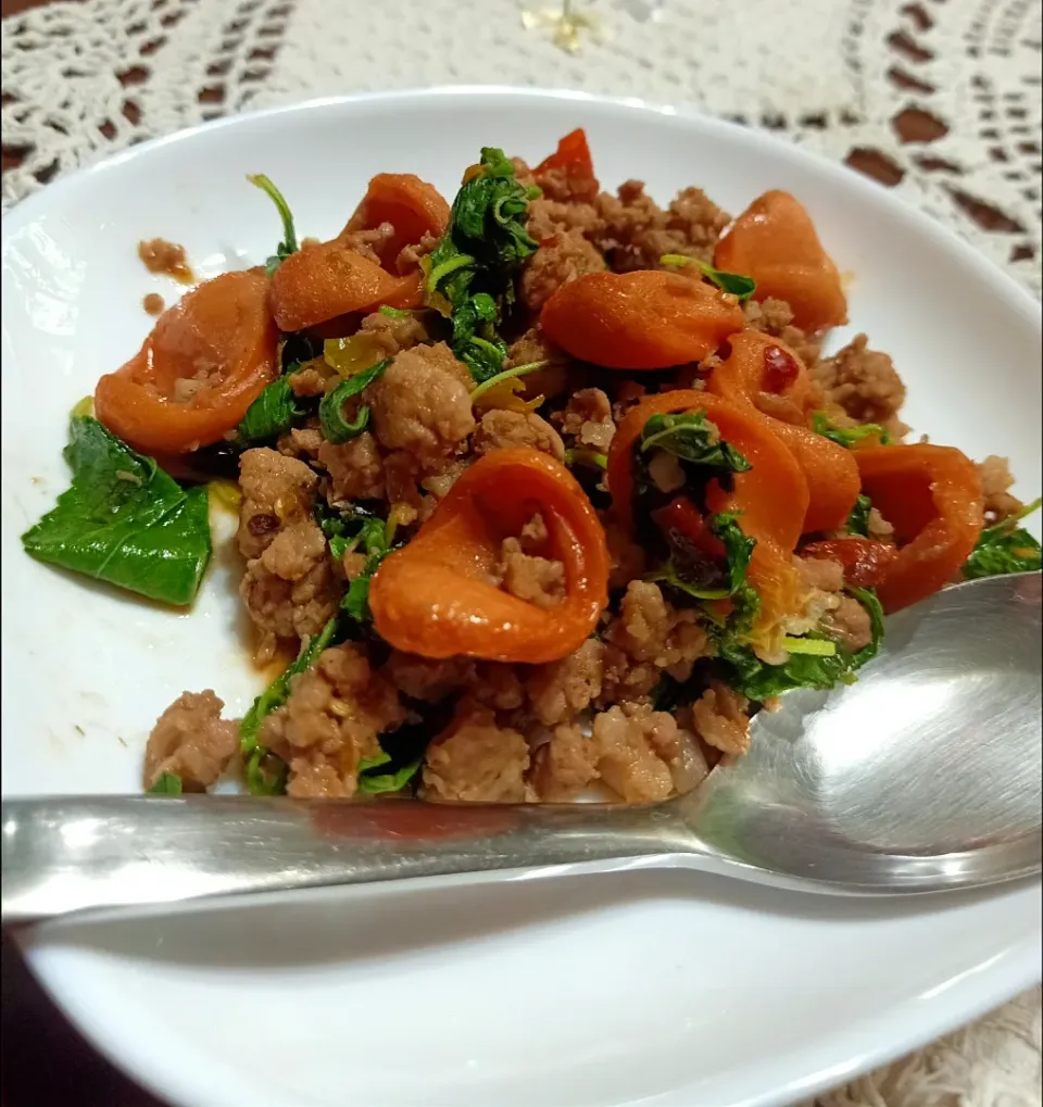 Homemade Stir-Fried Holy Basil w/ Minced Pork & Sausages (ผัดกะเพราหมูสับ+ไส้กรอก) 🌶️🌶️|An'leeさん