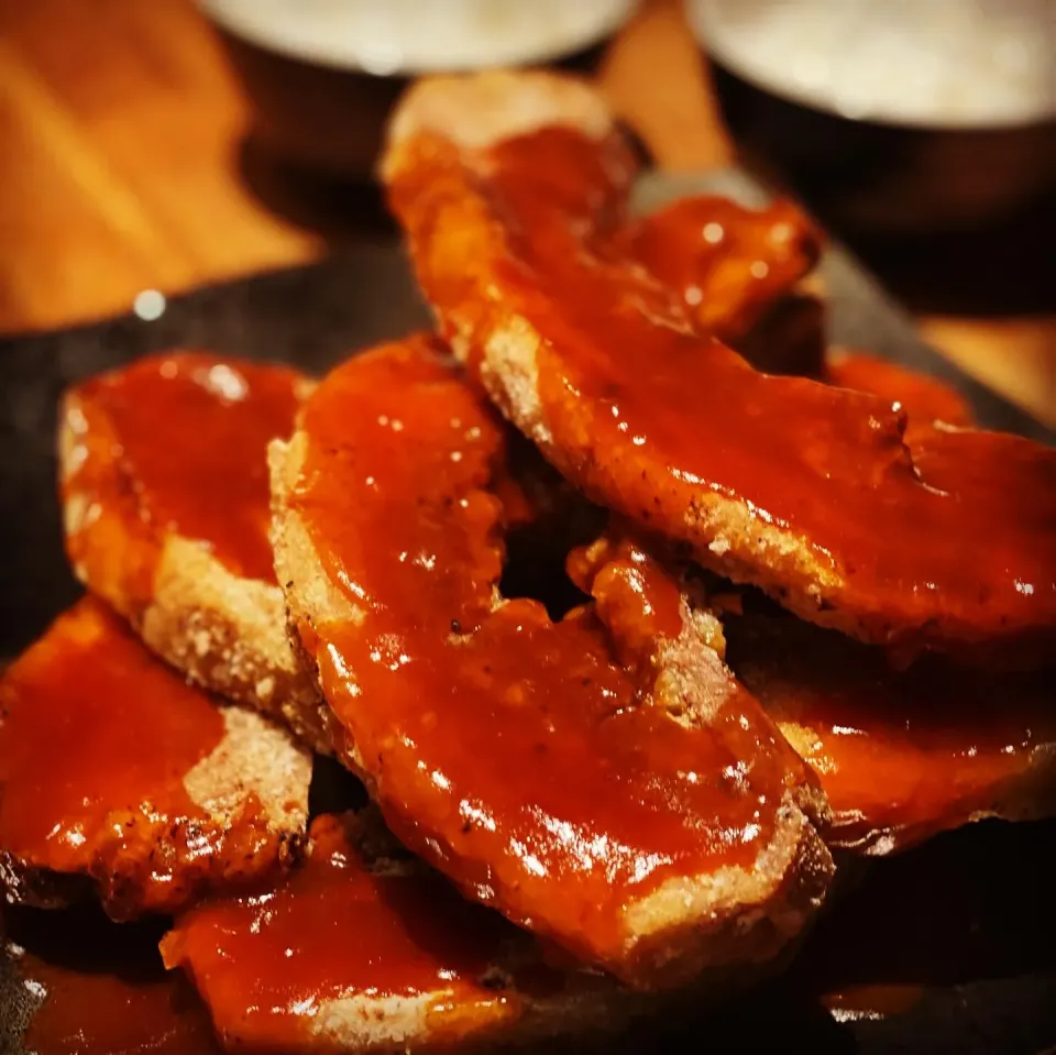 Dinner ! Dinner ! 
Crispy Deep Fried Pork Loin Strips with Hot 🥵 & Sour Sauce ! 
Steamed rice , spicy Onion Dip with Tomatoes 🍅 
#pork #tomatoes #dinner #pork|Emanuel Hayashiさん