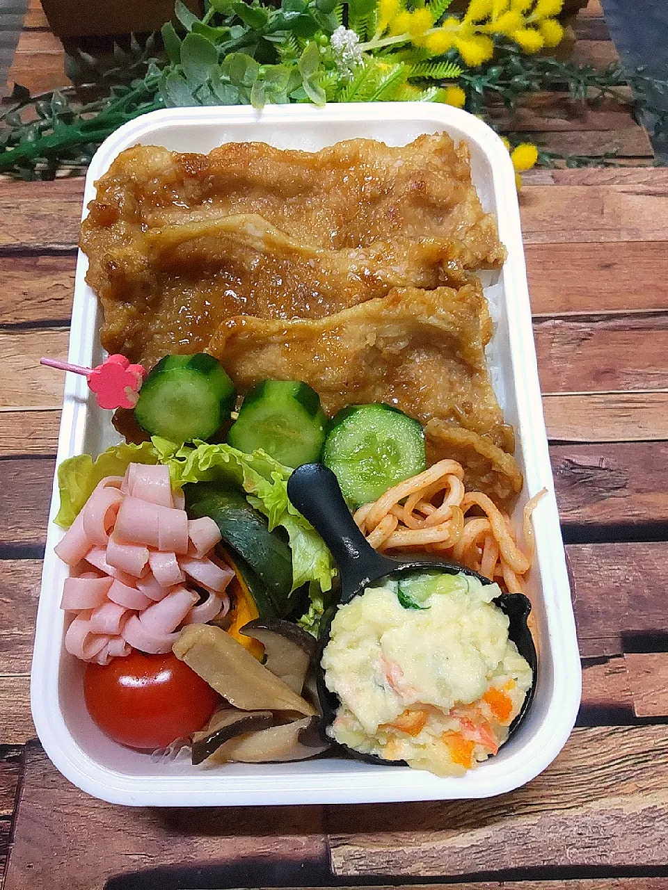 Snapdishの料理写真:生姜焼き弁当🍱|クータンさん