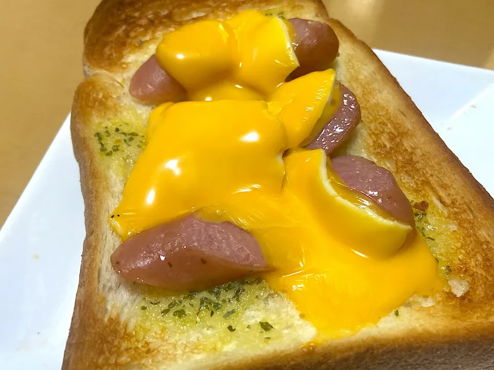 Snapdishの料理写真:朝ごはん　ガーリックトーストに🧄チーズ|サチ😊さん