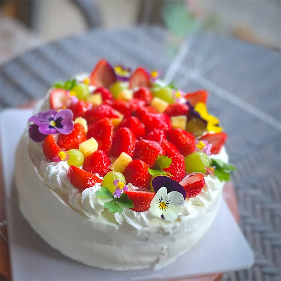 デコレーションケーキ🎂苺とエディブルフラワーで春らしい🍓💐|美味飯さん