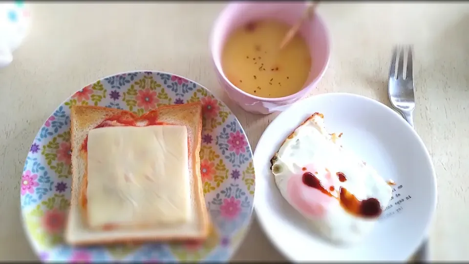 ピザトースト、目玉焼き、コーンスープのランチ|yuika☆さん