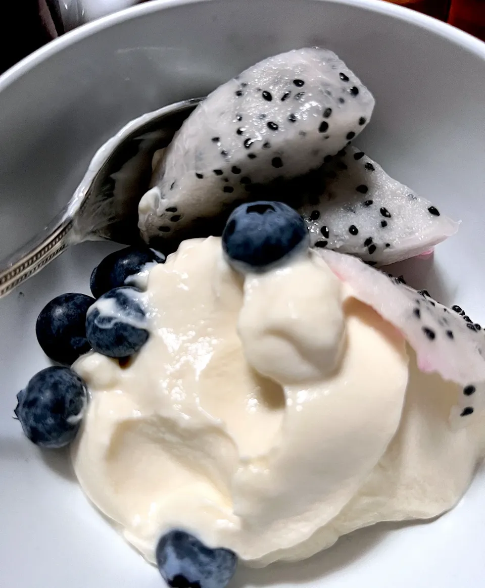 Snapdishの料理写真:Greek yogurt dragonfruit & blueberry|🌺IAnneさん