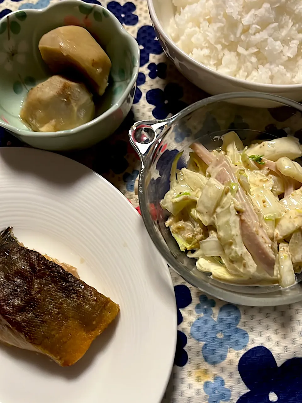 ホッケの焼き物　白菜サラダ　里芋煮　大根おろし|4jinoanataさん