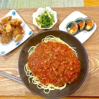 Snapdishの料理写真:ミートスパゲッティ、唐揚げ、豆苗の煮浸し、キンパ|あっこさん