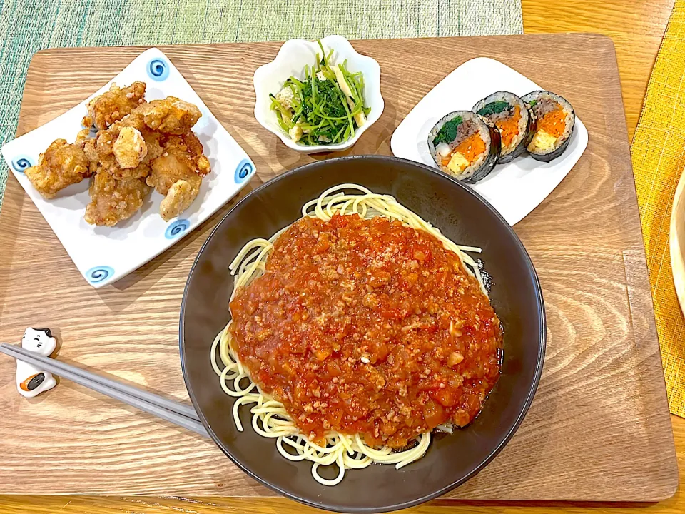 Snapdishの料理写真:ミートスパゲッティ、唐揚げ、豆苗の煮浸し、キンパ|あっこさん