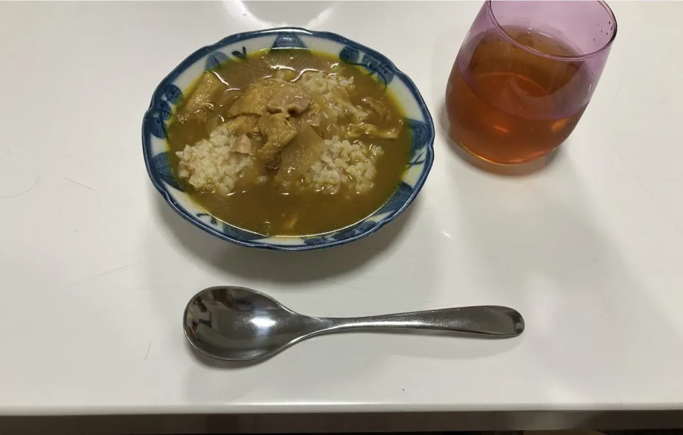 晩御飯☆チキンスープカレー。下味冷凍してたタンドリーチキンに在庫１つの玉葱をプラスしてスープカレーに。サラダを作る気力無かった(T ^ T)|Saharaさん