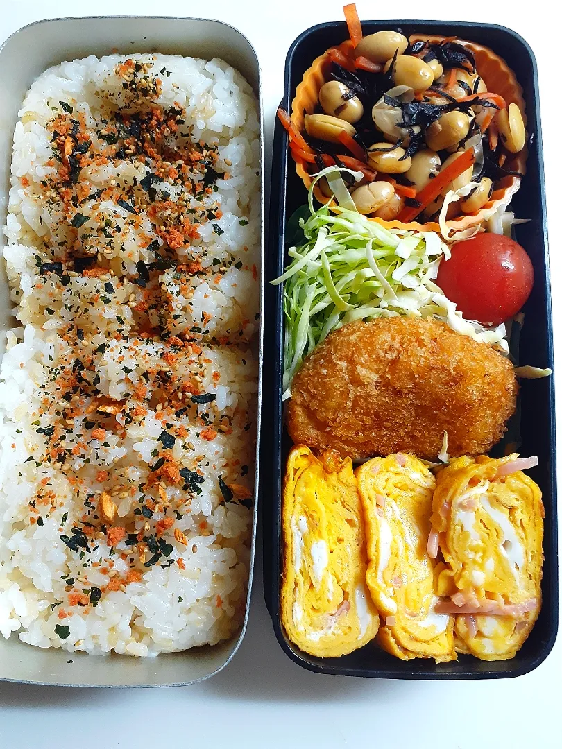 Snapdishの料理写真:☆中学生弁当☆玄米入り鮭若芽ごはん、ひじき煮物、キャベツ、ミニトマト、南瓜コロッケ、紅しょうが卵焼き|ｼｮｺﾗさん