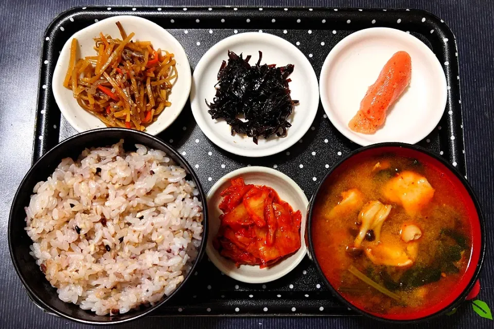 今日の朝ごはん（十六穀ごはんに辛子明太子、昆布の佃煮（葉唐昆布）、きんぴらごぼう、鶏肉とほうれん草とシメジのピリ辛みそ汁、キムチ）|Mars＠釜飯作り研究中さん