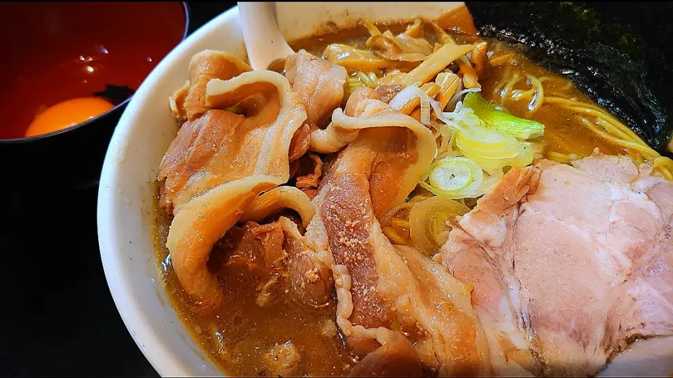 Snapdishの料理写真:【2022年4月家元勇退。
屋号/店主変更し再出発】
一条流がんこラーメン総本家
分家 四谷荒木町
昨日の鴨中華スペシャルの残った
スープに追い炊きした不純スープ
の100ラーメン (1,100円)
＋味玉をつけ玉に変更 (生卵/無料) 
@四谷三丁目4分
(JR新宿駅から徒歩25分)
23055 (56,829)|大脇さん