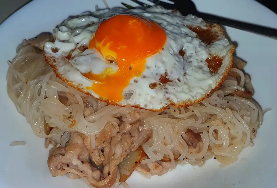 Vietnamese noodles 
stir fry black pepper beef + fry egg 😍😋💕👍|🌷lynnlicious🌷さん