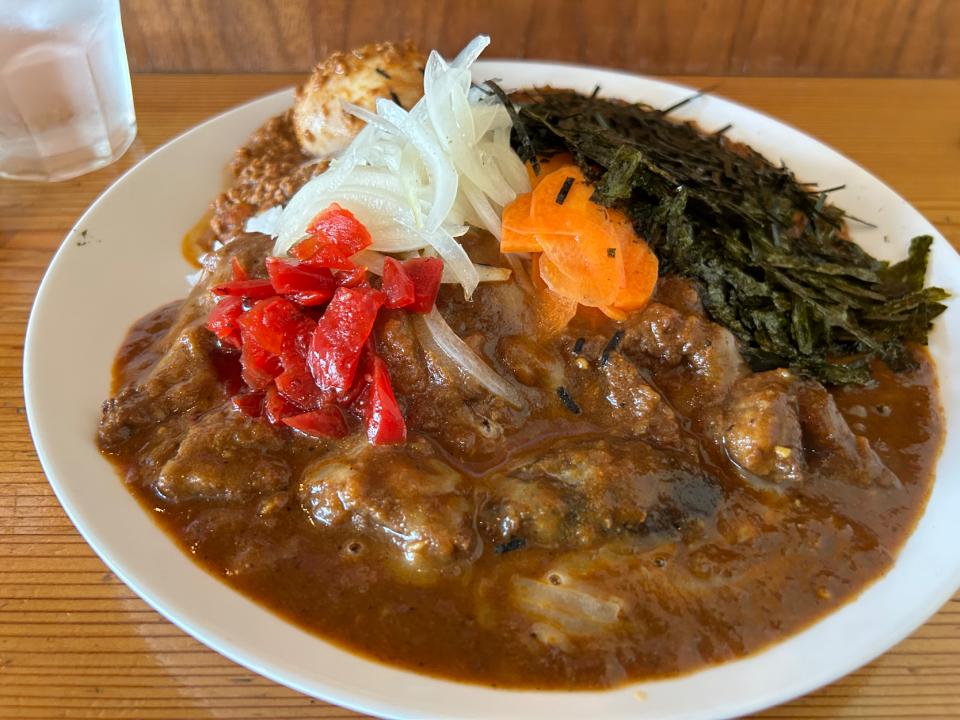 大辛ビーフチーズと極辛キーマクラシックのりだく🍛🔥💣のあいがけ味玉トッピング🥚ピクルスマシマシ🥒