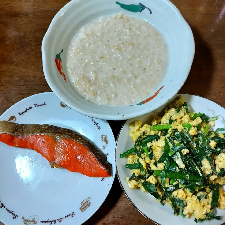 今日のお昼　オートミール粥　焼塩鮭　にら卵|あかね空さん