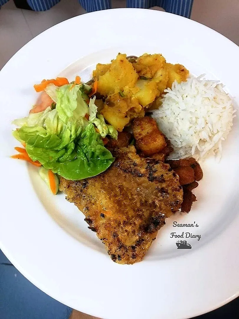 Fried Pork, Steamed Rice, Potato Temperd with Green Salad|Dileeshaさん