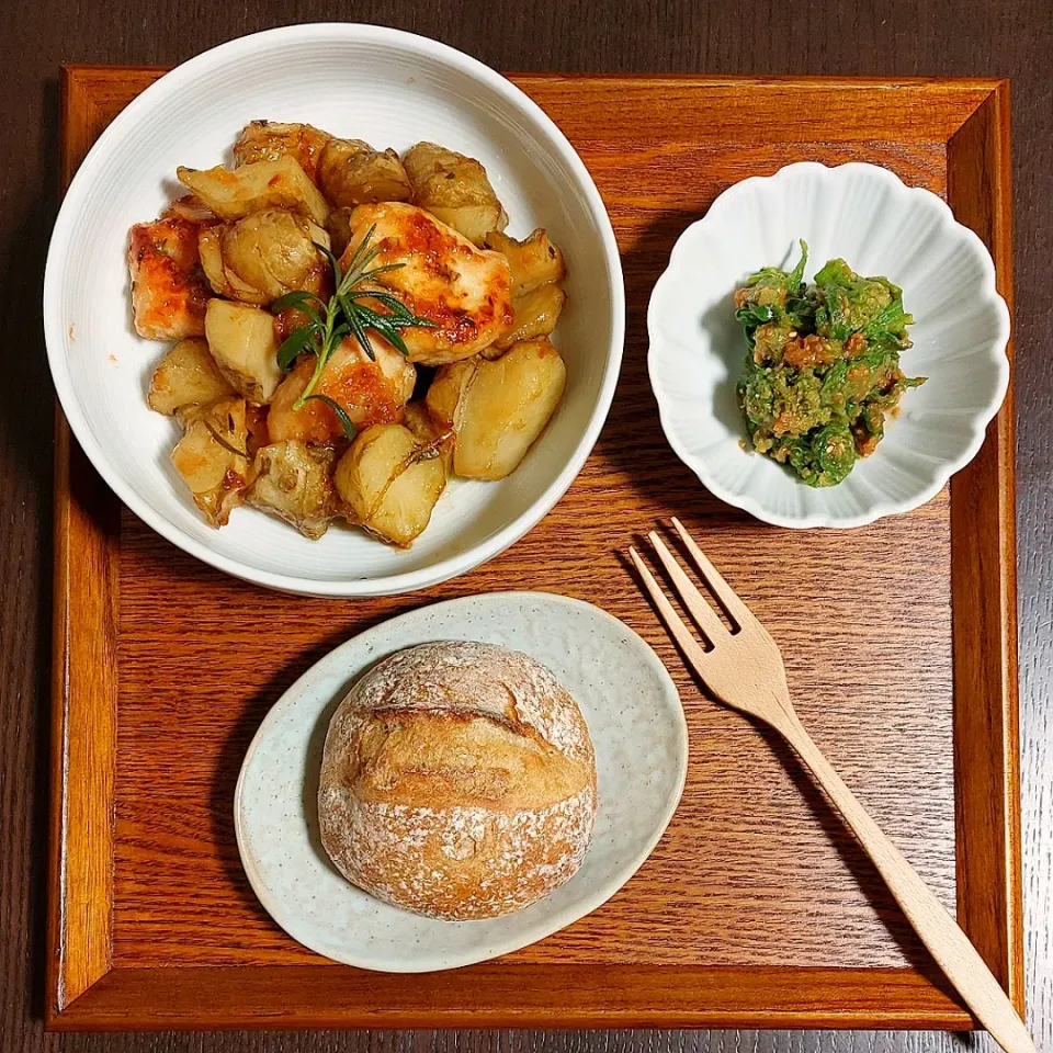 Snapdishの料理写真:ふきのとうのゴマ和えと、菊芋と鶏肉のハーブ炒め|きつねさん