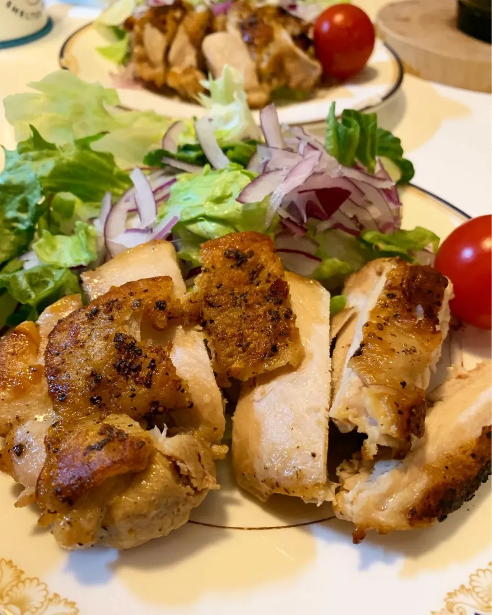 Snapdishの料理写真:鶏肉のカリカリ焼き🍗|みっこちゃんさん