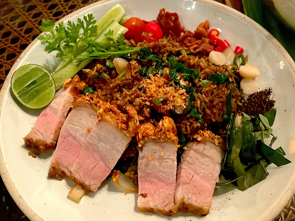 "Rod-Fai" Fried Rice with Crispy Pork Belly, Crispy Bacon, Pickled Garlic and Chapoo Leaf|270w178bさん