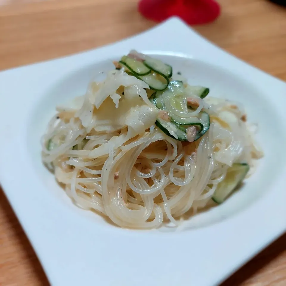 Snapdishの料理写真:セロリと胡瓜とツナのピリ辛春雨サラダ💓|Maho Sanoさん