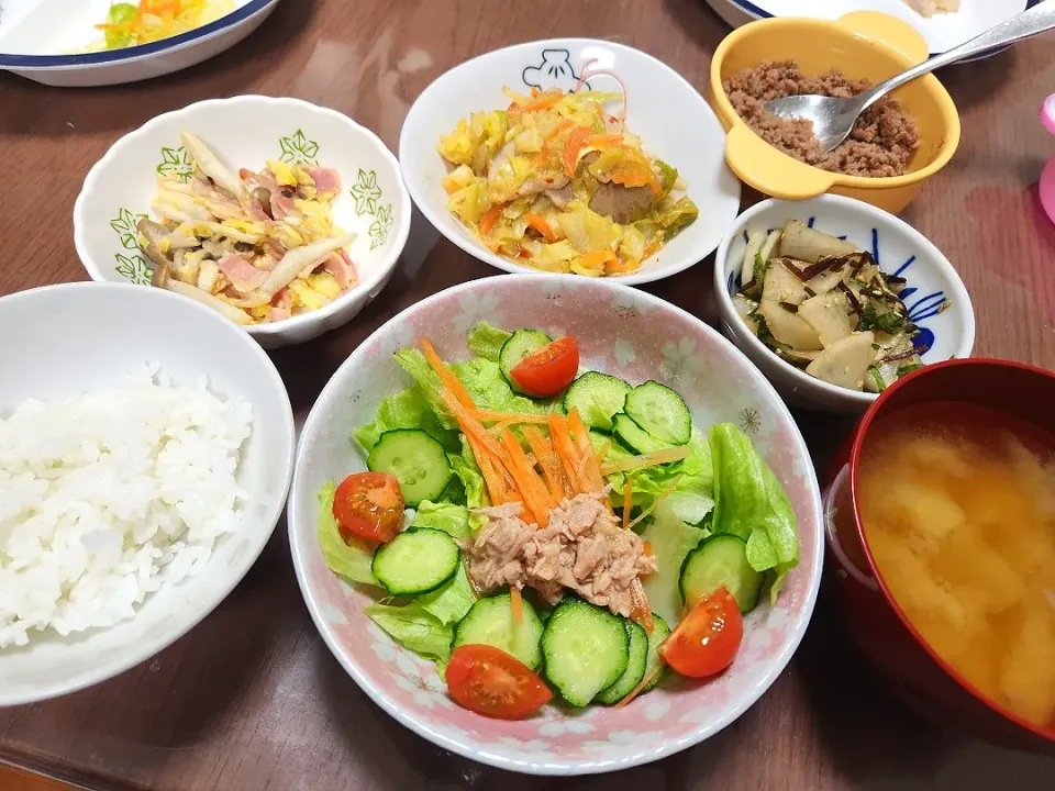 大根塩昆布和え、しめじベーコンのオイスター炒め、豚と野菜の味噌炒め、サラダ|みーさん