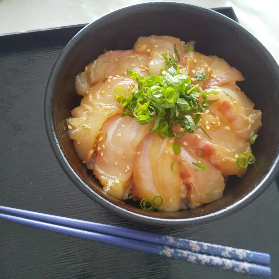 Snapdishの料理写真:sawa.rararaさんの簡単！鯛の漬け丼 #楽天レシピ|楽天レシピさん