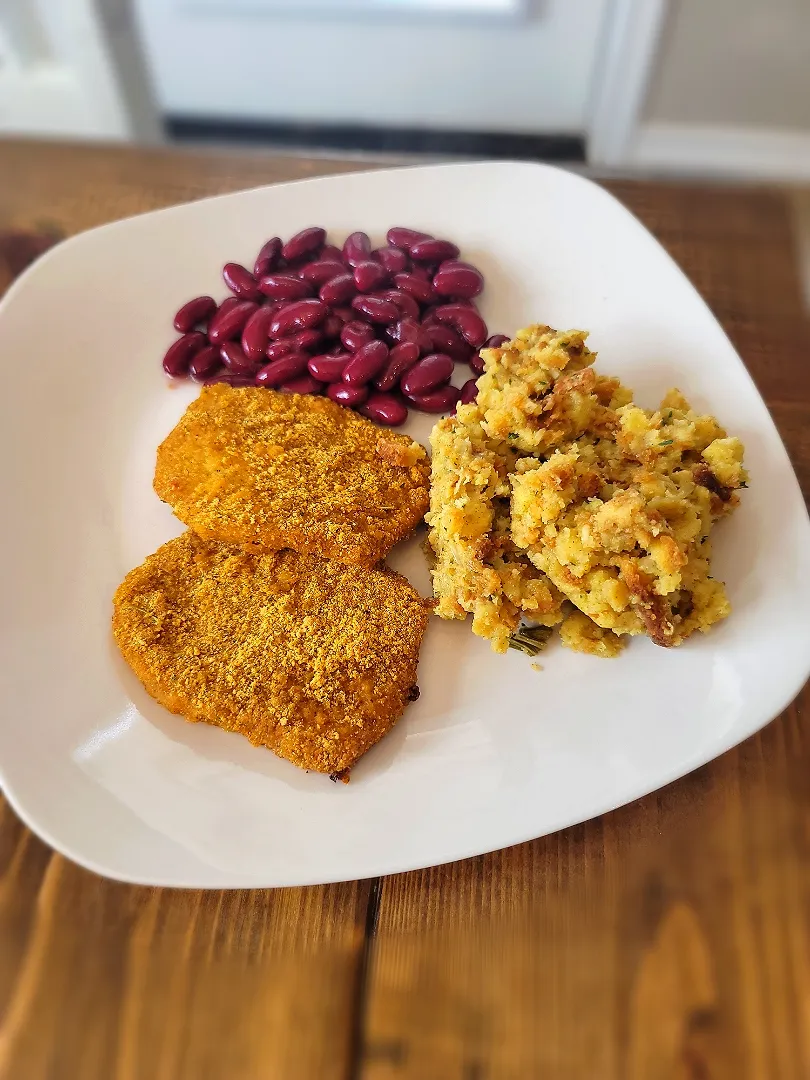 Pork chops, stuffing and kidney beans|Travis Stoneさん