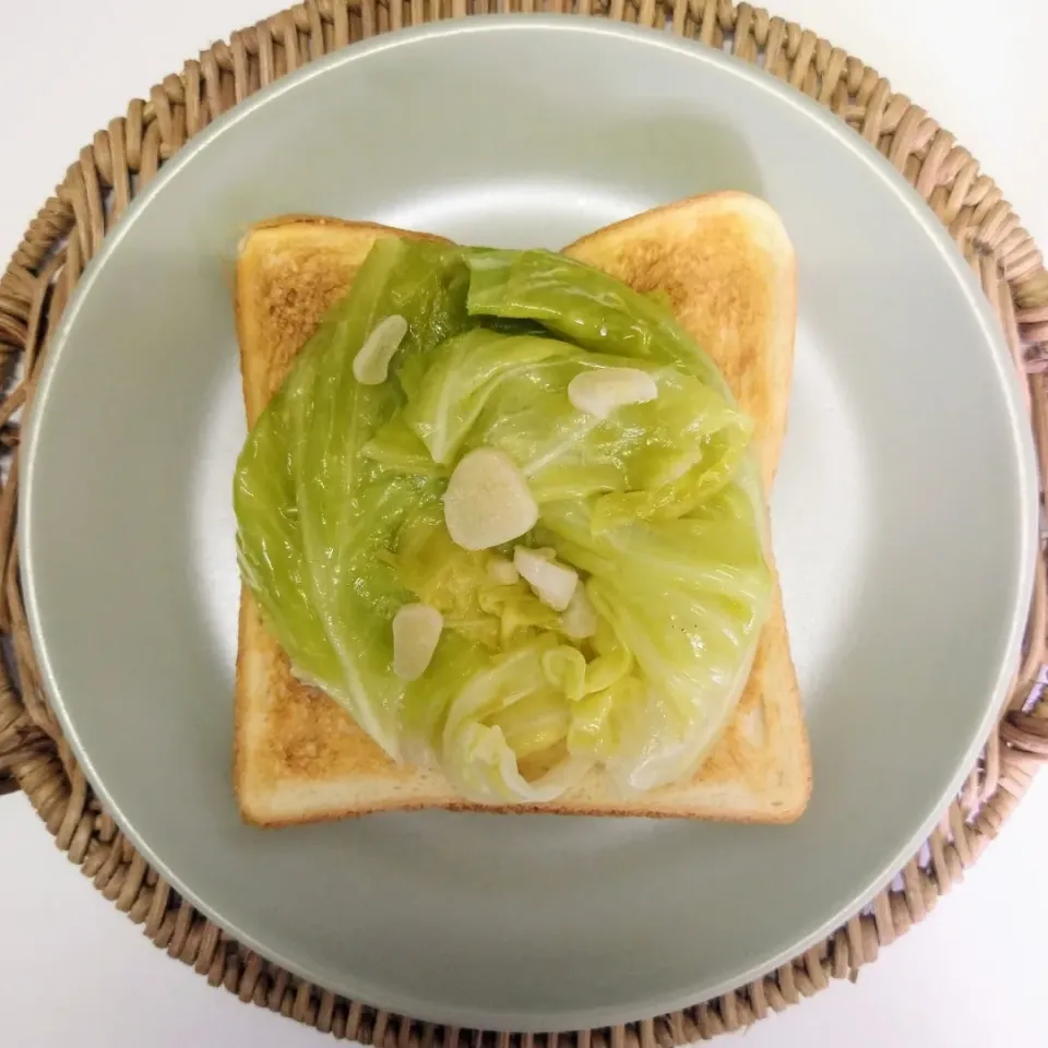 春キャベツのオイル蒸しのせトースト|お食事パンさん