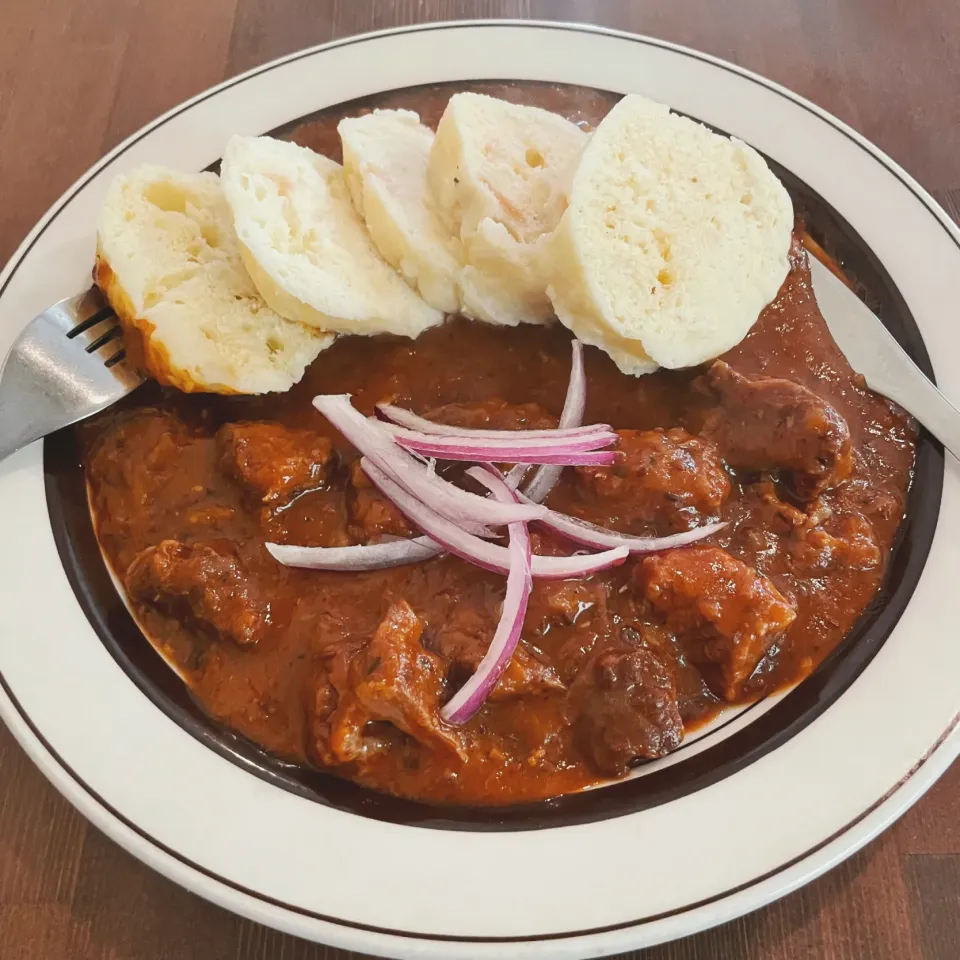 Hovězí gulas , Knedlíky🇨🇿ホヴェジーグラーシュとクネドリーキ（牛肉とパプリカの煮込み、茹でパン）🇨🇿|七海さん