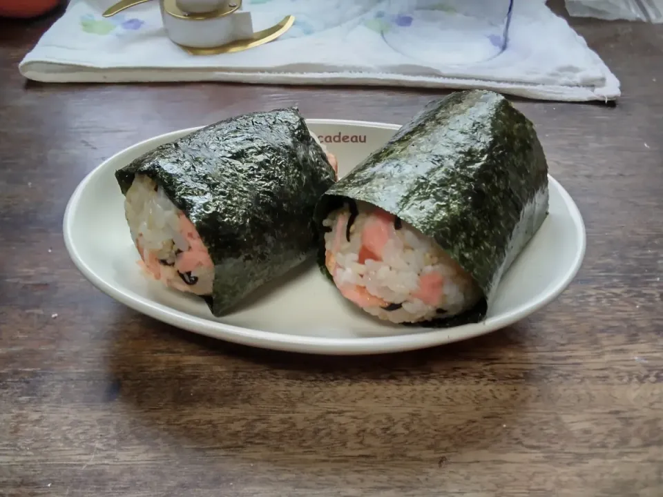 鮭、塩昆布、いりごまのおにぎり🍙|にんにくと唐辛子が特に好き❤️(元シャリマー)さん