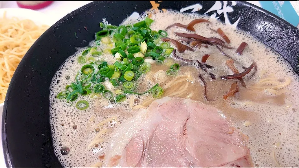 【3/14までの催事出展：福岡市】
博多 一成一代
泡系 博多豚骨ラーメン
 (固め、880円)
＋替玉 (固め、150円)
@京王百貨店 新宿店 大九州展
23056 (57,859)
|大脇さん