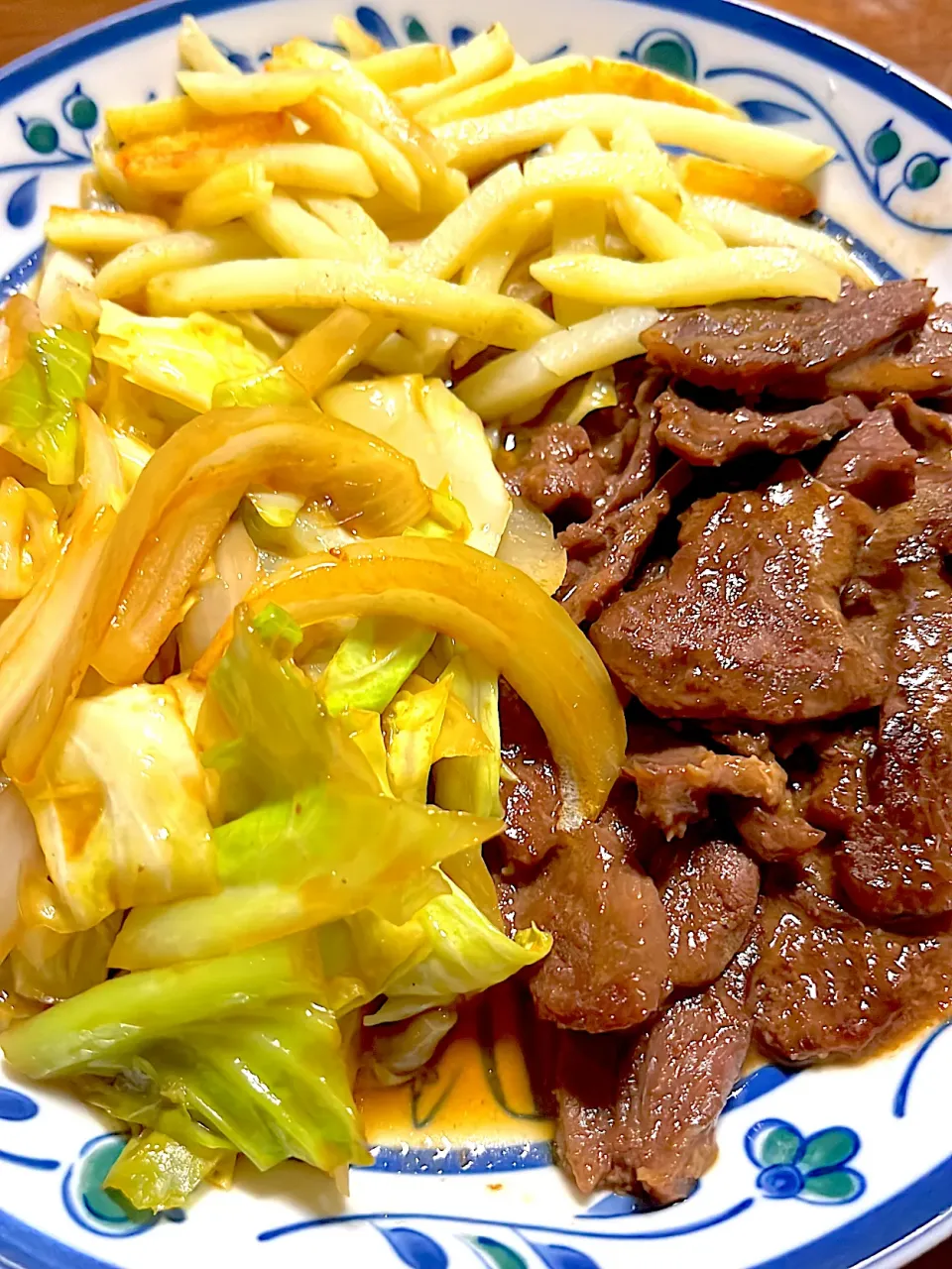 Snapdishの料理写真:牛ハラミ焼肉　キャベツ　玉葱　ポテト🍟|4jinoanataさん