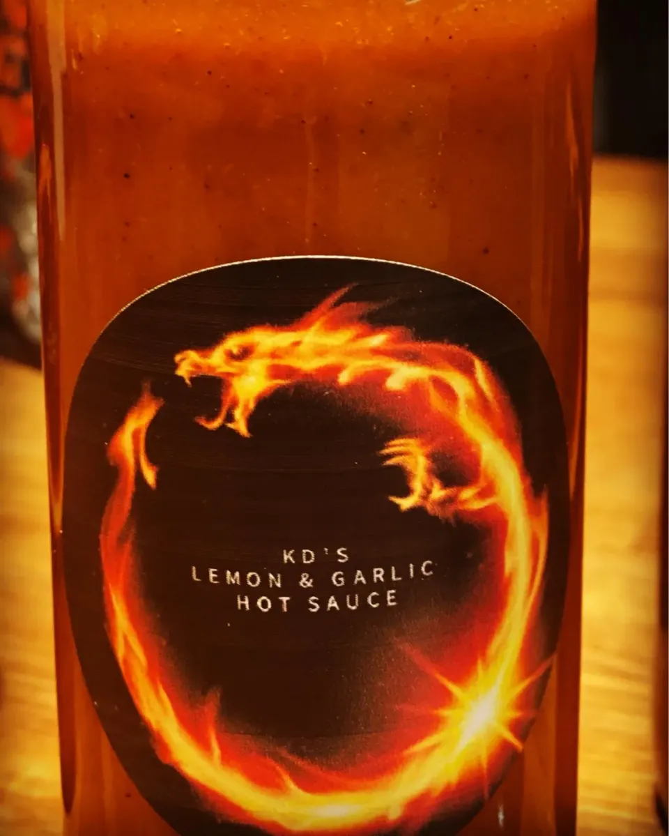 New Recipe ! New Recipe ! 
Hot 🥵 Hot 🥵 Hot 🥵 
KD’S
Lemon & Garlic 
Hot Pepper Sauce 
Made with fresh lemons and Garlic
Scotch Bonnet Peppers 
And a mix of se|Emanuel Hayashiさん