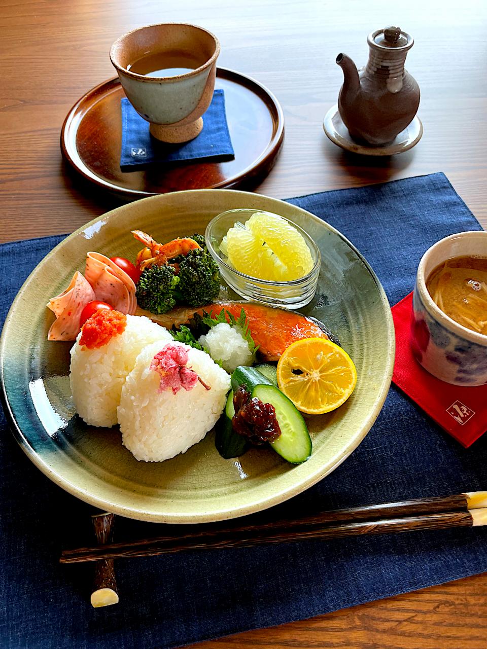 sophia.kamさんの料理 ぽんぽん桜のおにぎりでワンプレートランチ
