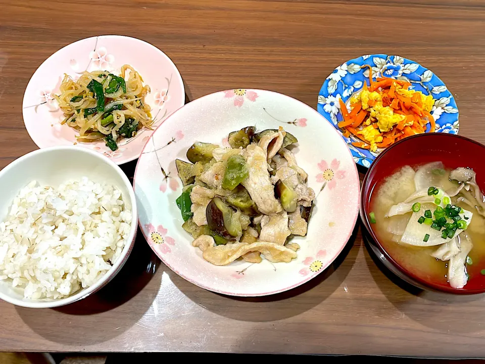 Snapdishの料理写真:豚肉と野菜のおろし煮　大根と舞茸の味噌汁　人参しりしり　もやしとニラのナムル|おさむん17さん