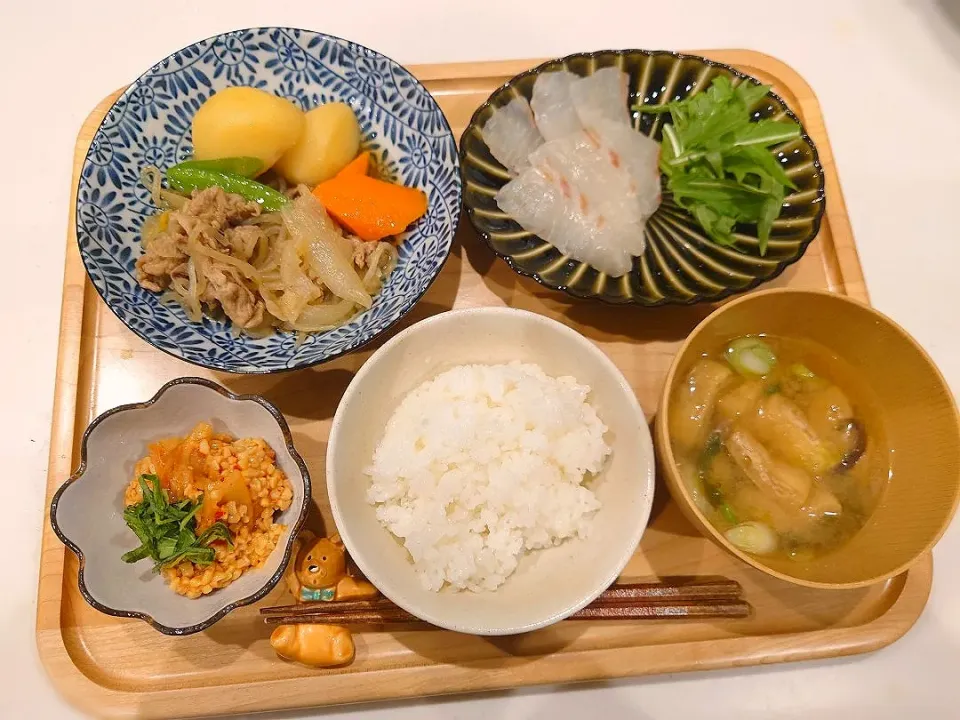 Snapdishの料理写真:肉じゃが、鯛の刺身、納豆キムチ、味噌汁|sorsmdさん