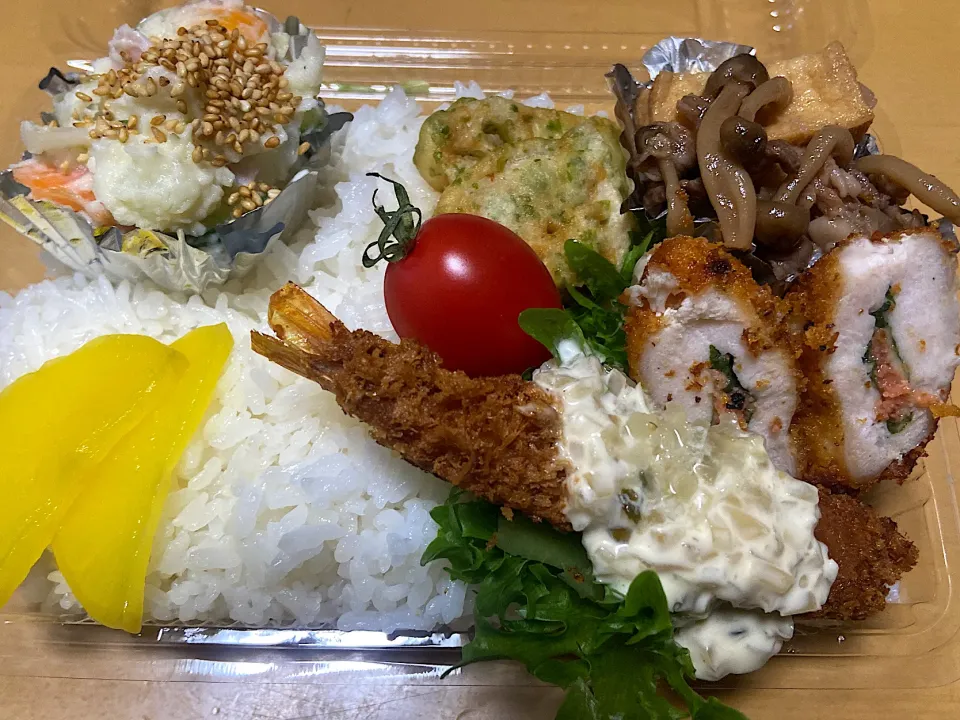 息子持ち帰り弁当🍱　　　　　　　　　　　　　　　　　食べさせてあげたくてつめつめになっちゃった💦|サチ😊さん