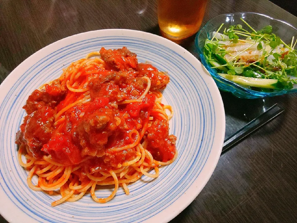 Snapdishの料理写真:ミートソーススパゲティ、大根と豆苗のサラダ|サトリさん