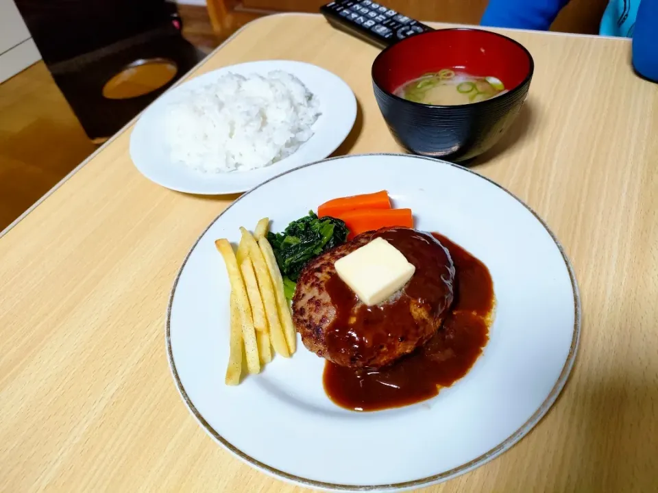 Snapdishの料理写真:ハンバーグステーキ
ライス
みそ汁。|ariyo4200さん