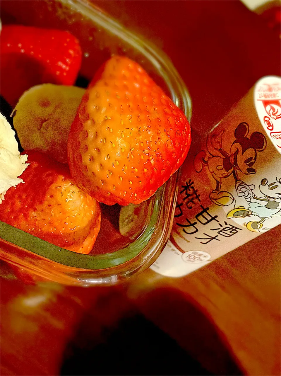 夜のデザートと共に❤︎見た目が可愛いのでそのまま頂きます🙌糀甘酒カカオ&今年初のイチゴ🍓|みかさん