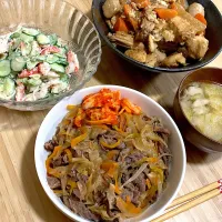 野菜たっぷり牛丼　カニカマ胡瓜　大根舞茸薄揚げの味噌汁|arsさん