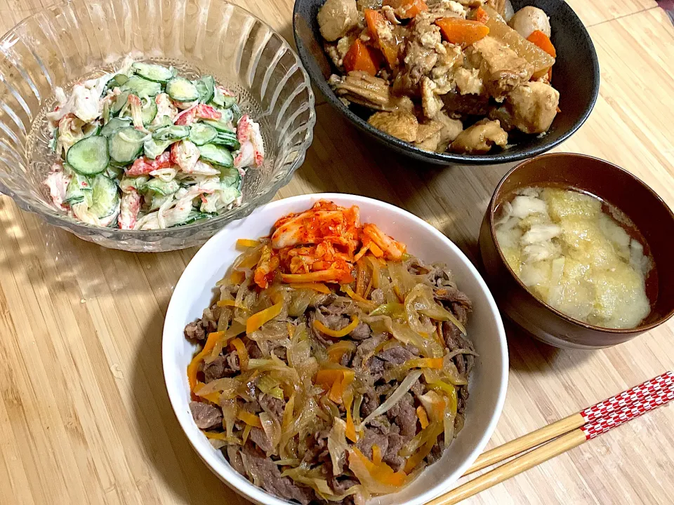 野菜たっぷり牛丼　カニカマ胡瓜　大根舞茸薄揚げの味噌汁|arsさん