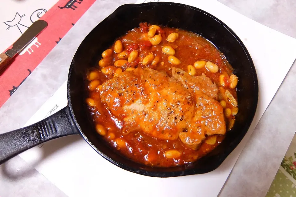 豚ロースステーキのトマトソース煮込み
大豆入り✨
そのままスキレットでいただきました🍀✨
肉柔らか！|深夜特急fさん