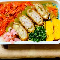 今朝は早朝に夫弁作成。　鮭ほぐし&チーズカツ弁当。