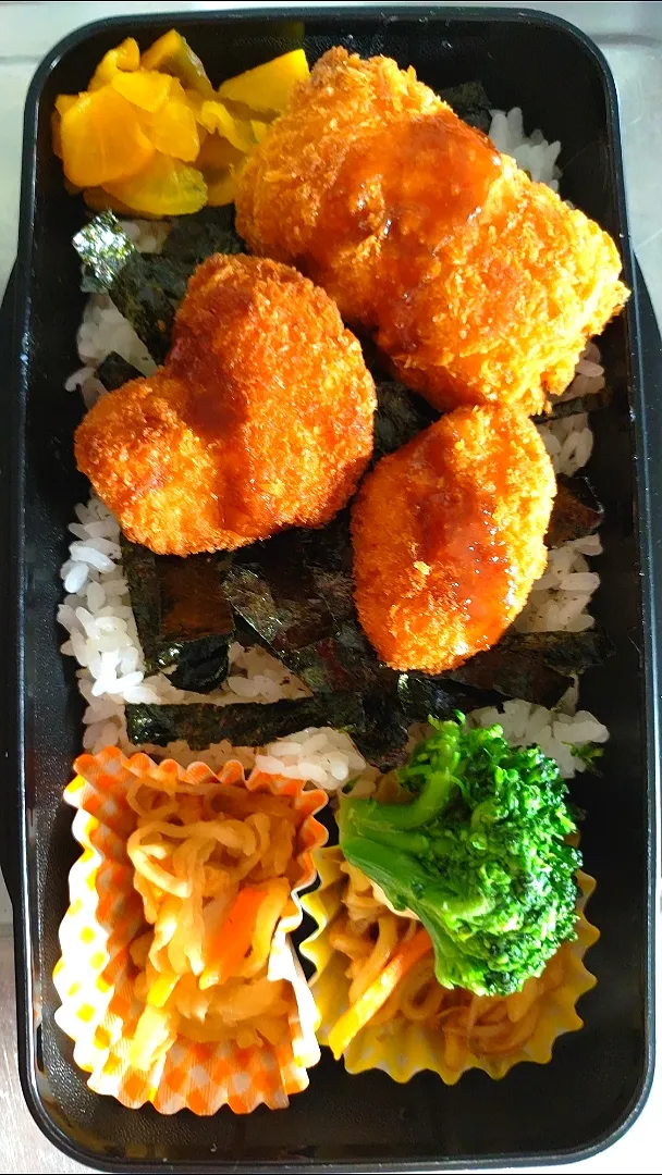 Snapdishの料理写真:旦那弁当　2023/3/12

チキンカツ
クリームコロッケ
焼きそば&ブロッコリーマヨ
切り干し大根煮物|ユキヨメ♪さん