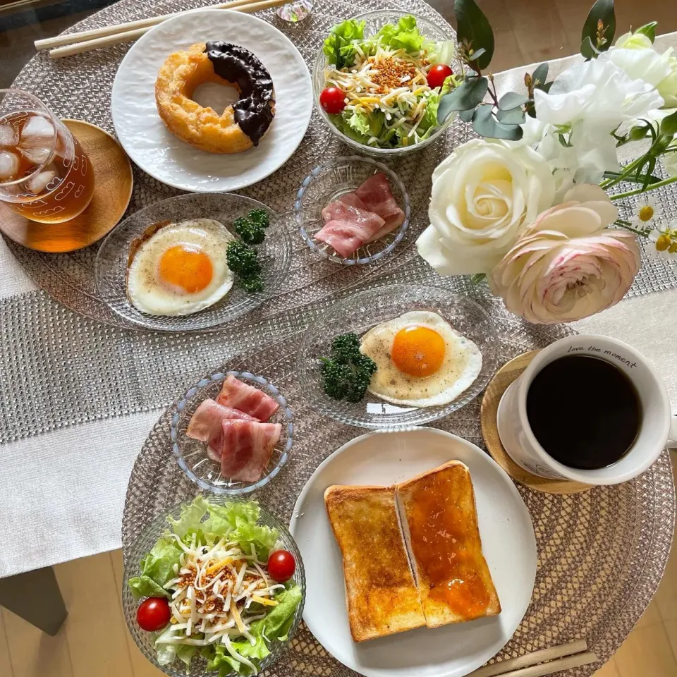 Snapdishの料理写真:3/12❤︎今日のモーニング🌱
・あんずジャムバタートースト
・嵜本ナチュラル生食パン
・チョコオールドファッションドーナツ
・炙りベーコン
・半熟目玉焼き
・グリーンサラダ|Makinsさん