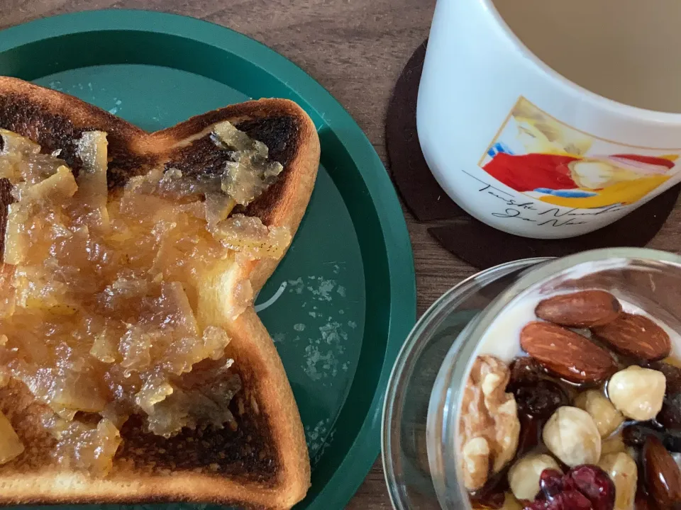 Snapdishの料理写真:文旦ママレードトースト🍞🍊ミックスナッツとドライフルーツのヨーグルト🍯チョコレートフレーバーコーヒー☕️|gunlove❤さん