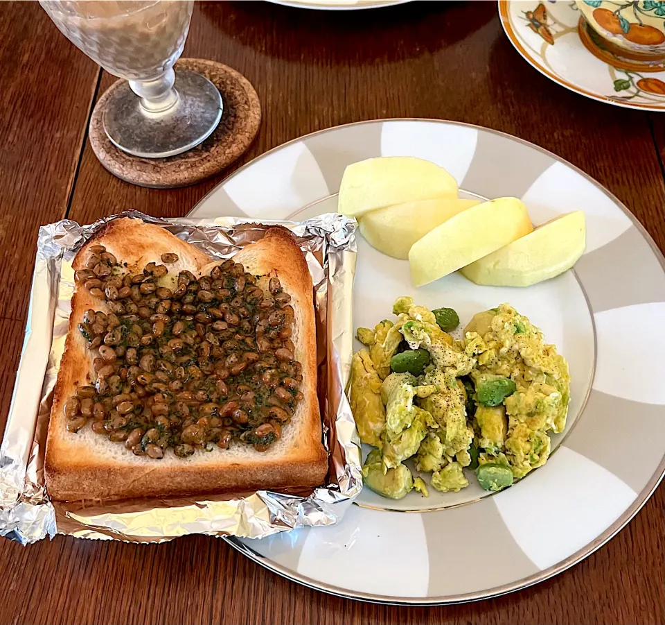 Snapdishの料理写真:ブランチ♯納豆トースト♯アボカド🥑スクランブルエッグ♯りんご|小松菜さん