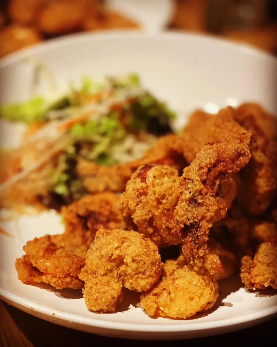 Lunch ! Lunch ! Lunch ! 
Spicy Breaded Calamari & Prawns with Jalapeños Tartar Sauce with Fresh lemon and Crinkle Fries with Mushroom Flavored Salt
#calamari #p|Emanuel Hayashiさん