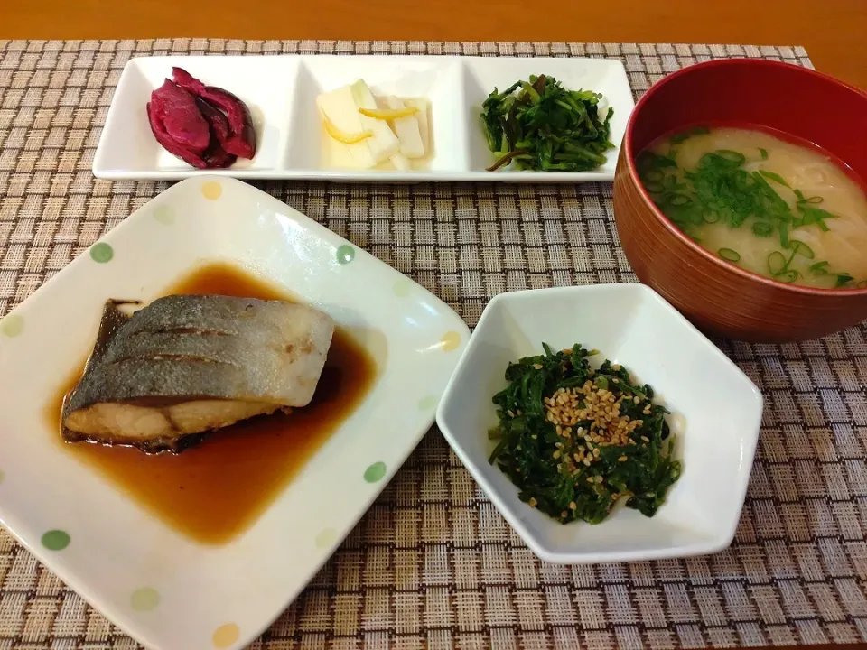 ☆ツバス照り焼き
☆春菊ゴマ和え
☆素麺ふし味噌汁
☆漬物三種盛り|chikakoさん