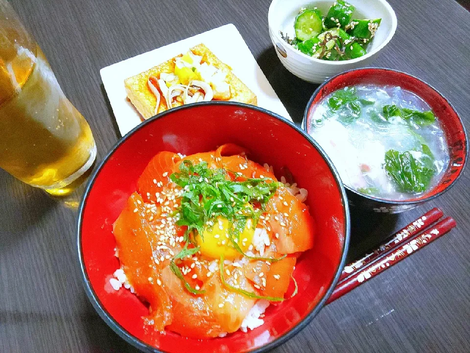 サーモンの漬け丼、ほうれん草と卵白の春雨スープ、塩昆布きゅうり、焼き厚揚げ|サトリさん